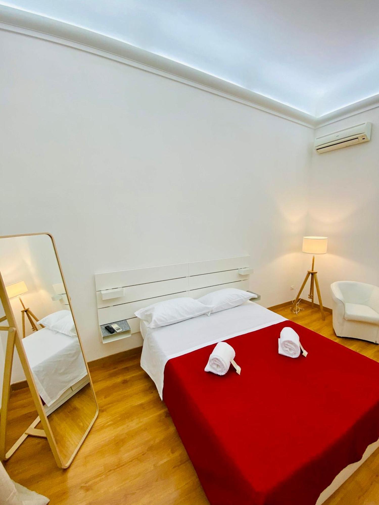 Amica Taranto In Piazza Apartment Bagian luar foto